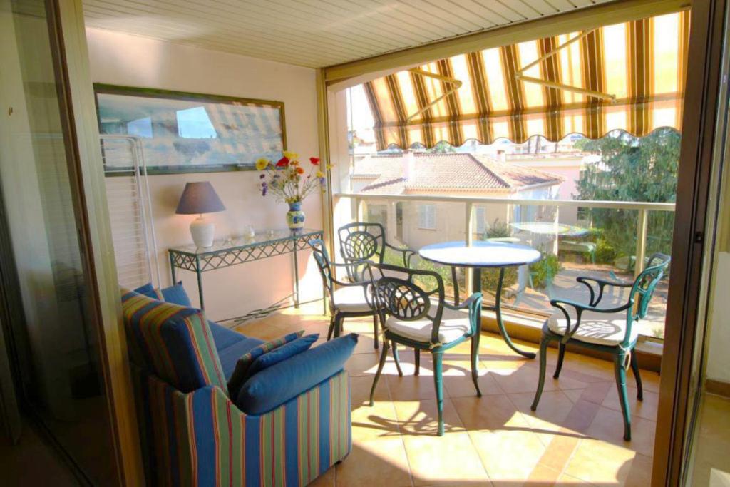 アンティーブにあるB-AZURのバルコニー(テーブル、椅子付)が備わる客室です。