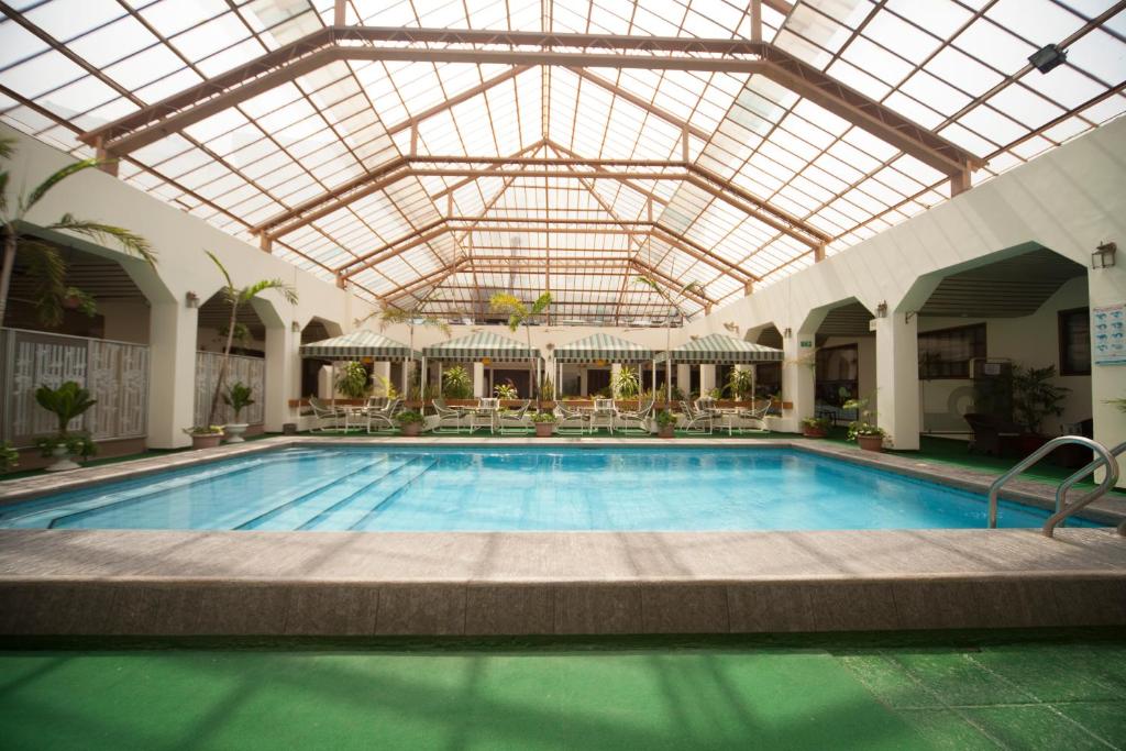 Piscine de l'établissement Hotel Ramada ou située à proximité