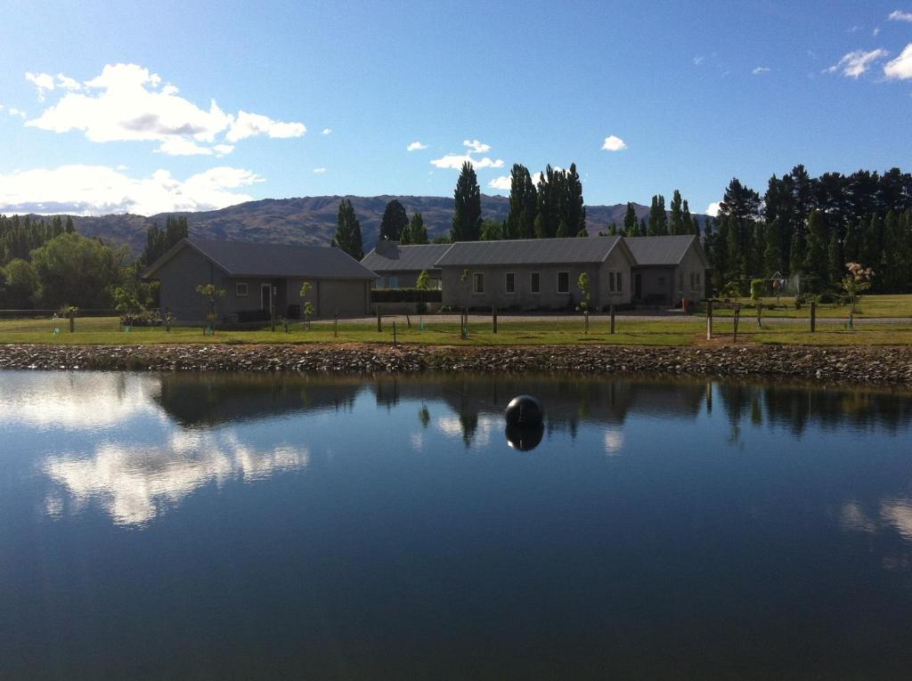 uma casa sentada ao lado de uma grande massa de água em Clydestay em Alexandra