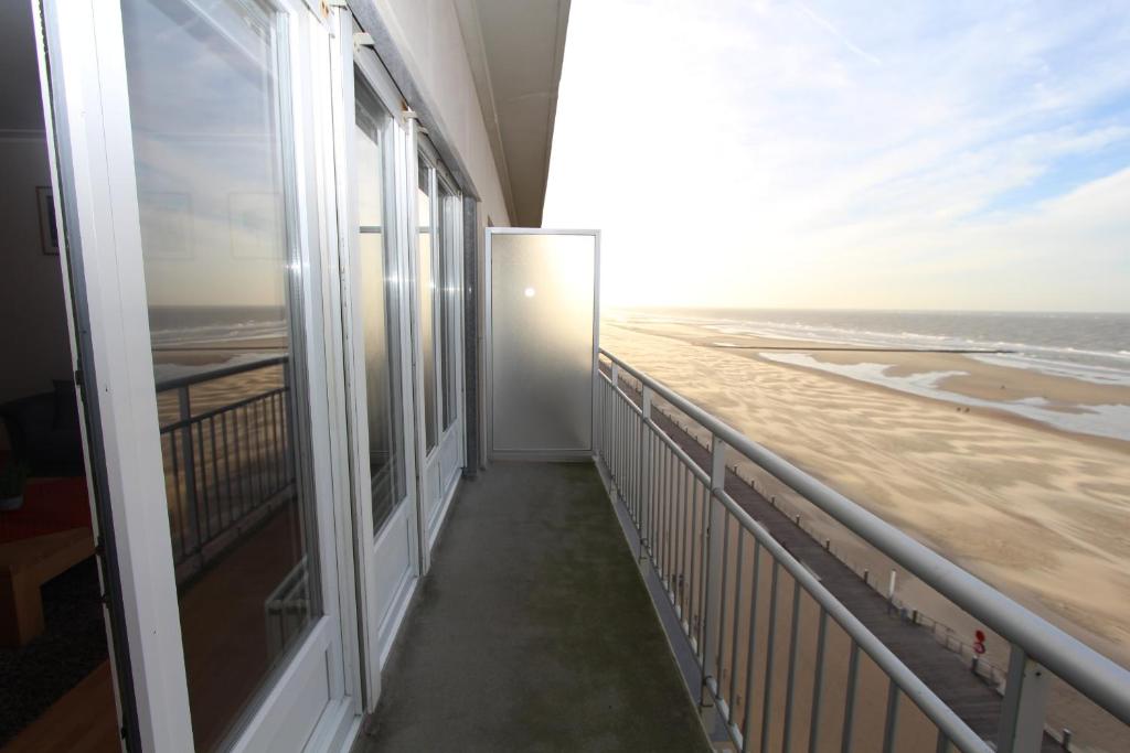 un balcone vuoto con vista sull'oceano di Zeedijk Mariakerke a Ostenda