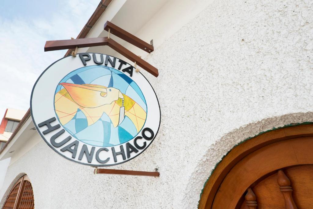 una señal en el lateral de un edificio en Punta Huanchaco Hostel, en Huanchaco