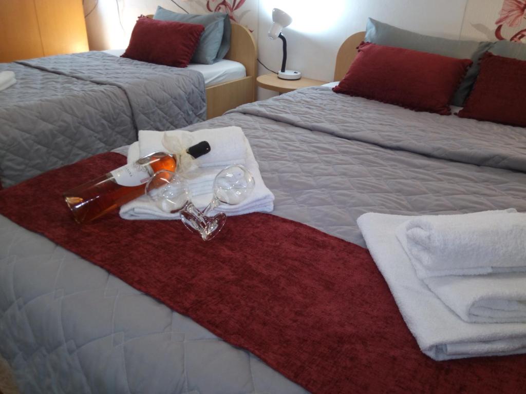 Ένα ή περισσότερα κρεβάτια σε δωμάτιο στο The Most Central Skopje Apartment