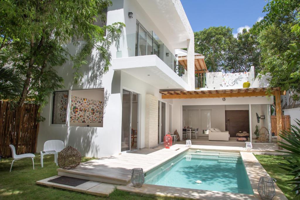 a house with a swimming pool in the yard at Luxury Private Villas , Private Pool, Private garden, Jacuzzi, 24hours security in Tulum