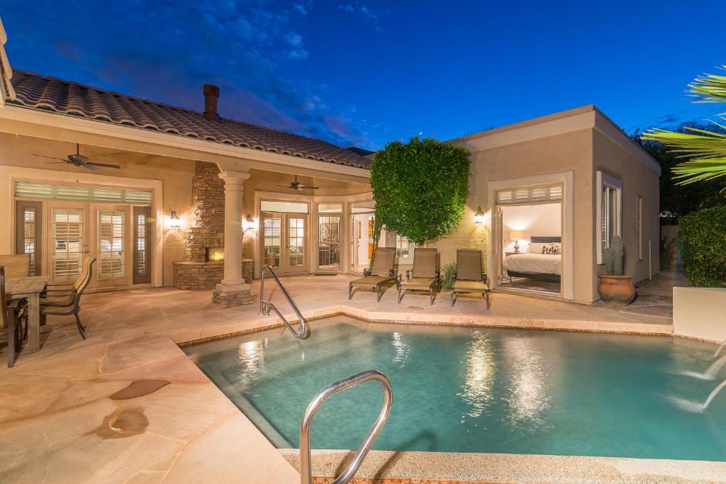 een huis met een zwembad in de tuin bij Casa Delight Home in Scottsdale