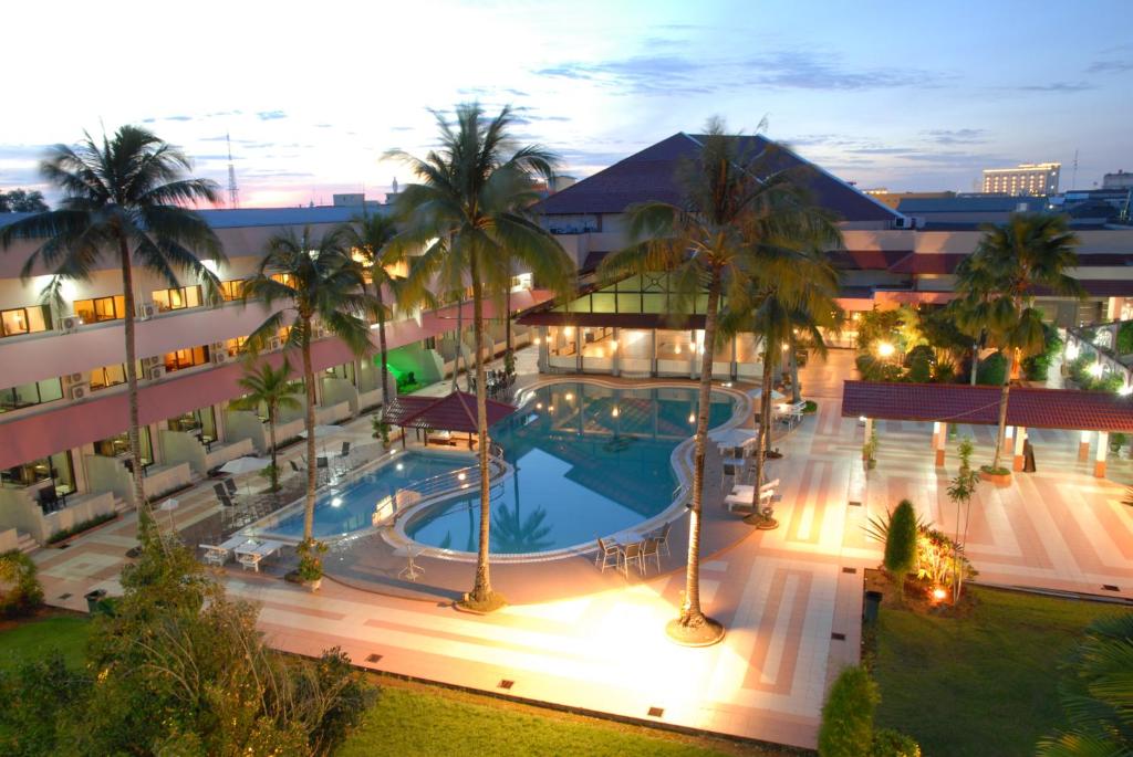 een luchtzicht op een hotel met een zwembad bij Kapuas Palace Hotel in Pontianak