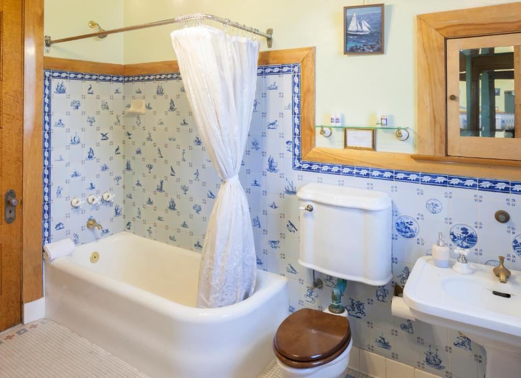 Henderson Castle Inn photo