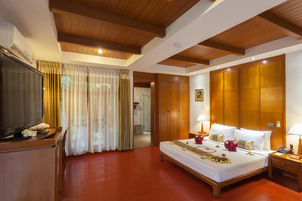 PP Erawan Palms Resort客房内的一张或多张床位
