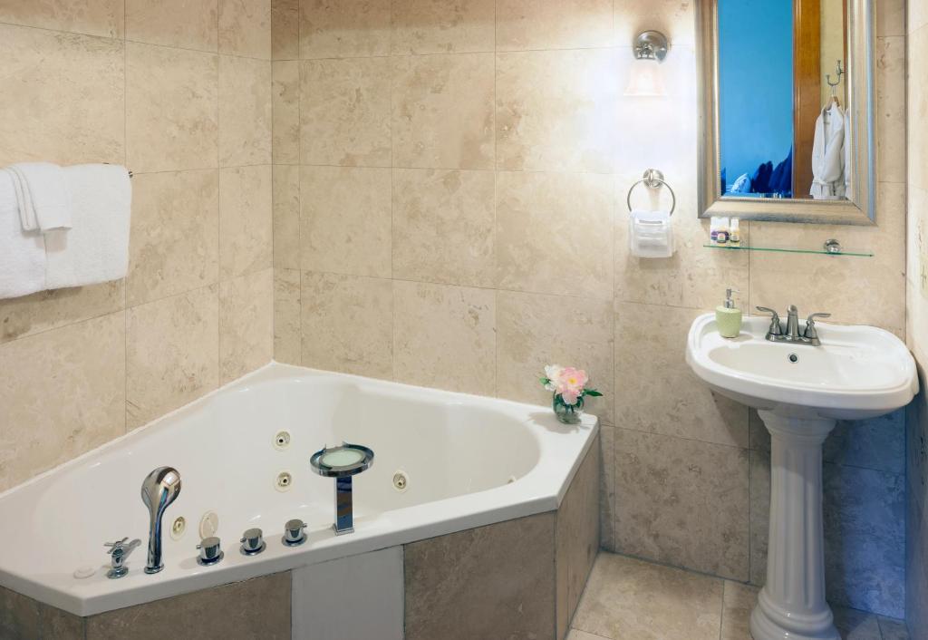 Henderson Castle Inn - Queen Room Met Spa -bad