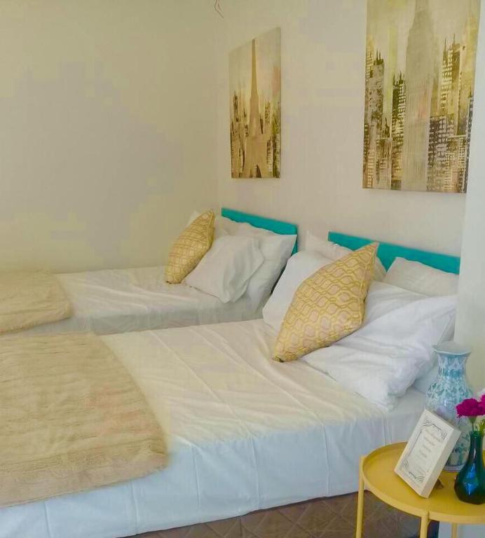 Postel nebo postele na pokoji v ubytování The Guest House Laoag