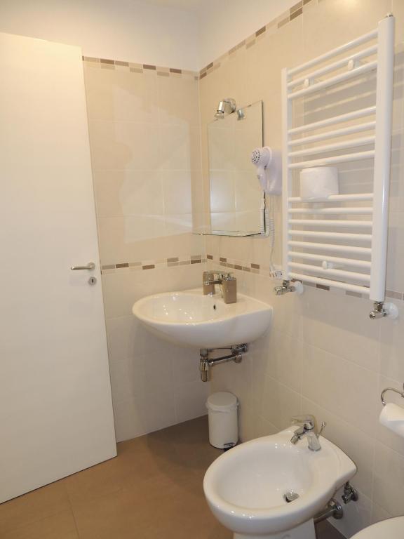 A bathroom at La Baia Di Partenope