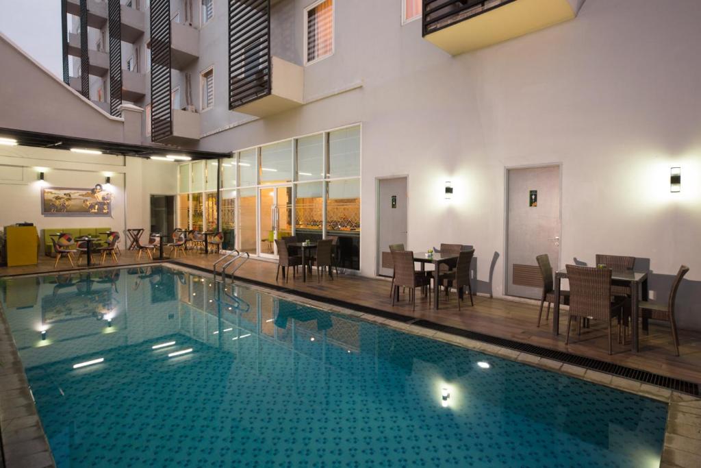 Bazén v ubytování Khas Hotel Pekalongan nebo v jeho okolí