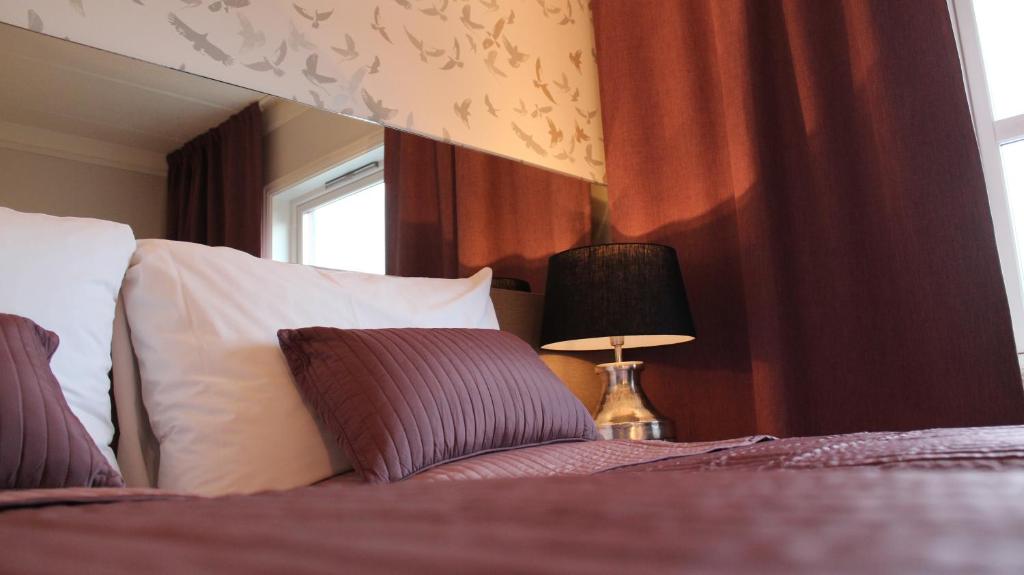 Postel nebo postele na pokoji v ubytování Lampeland Hotel