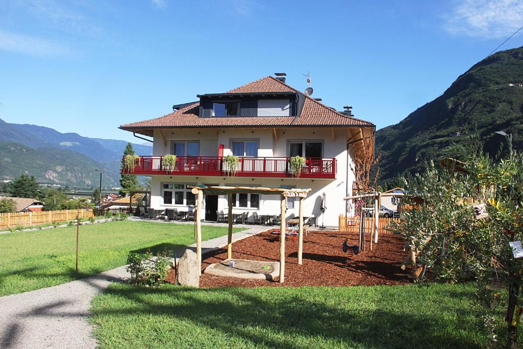 une maison avec un balcon sur le côté de celle-ci dans l'établissement Residence Egger, à Terlano