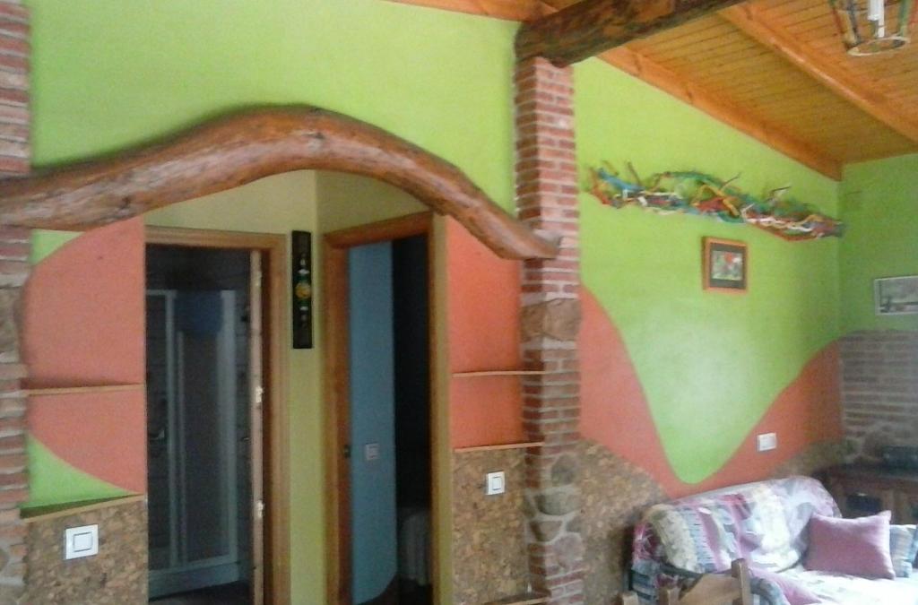 Pokój z pokojem z zielonymi i kolorowymi ścianami w obiekcie Arroyo Colladillos y Caprichosa w mieście Cotillas