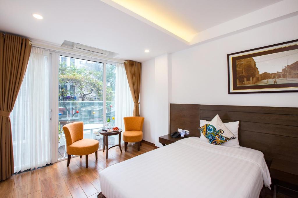 Giường trong phòng chung tại Thang Long Espana Hotel