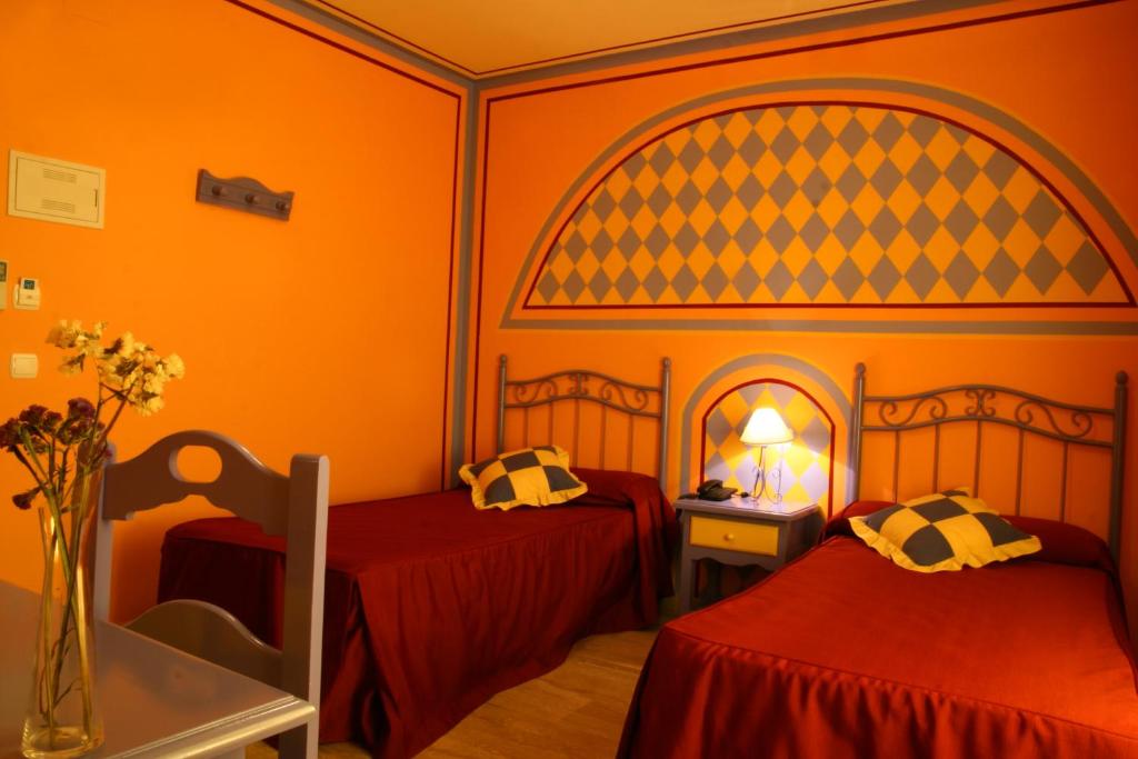 Łóżko lub łóżka w pokoju w obiekcie Hotel Las Rosas