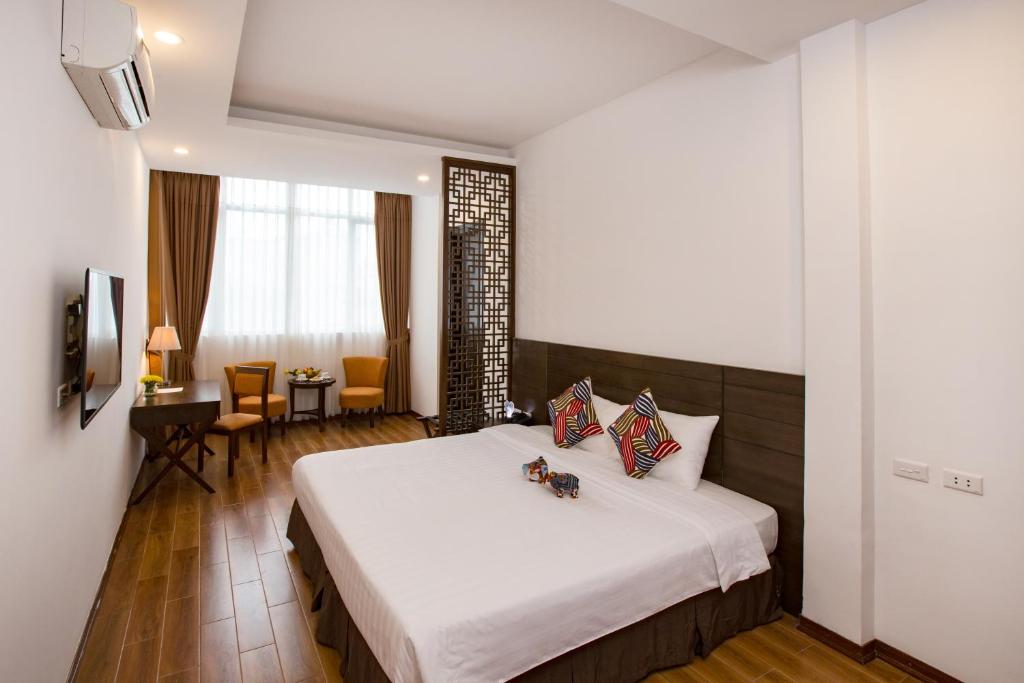 Postel nebo postele na pokoji v ubytování Thang Long Espana Hotel