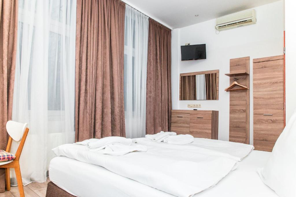 een hotelkamer met een bed en een televisie bij Cityhotel Storch in Keulen