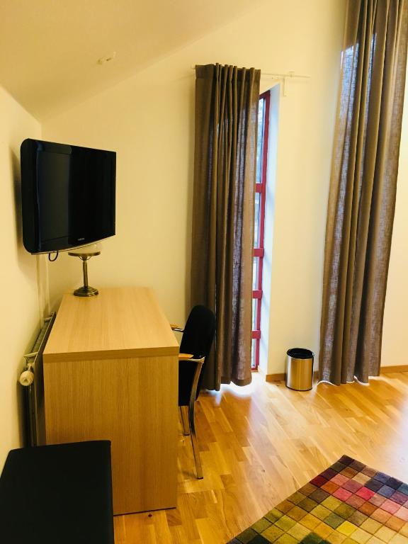 TV a/nebo společenská místnost v ubytování Munken Hotell & Konferens