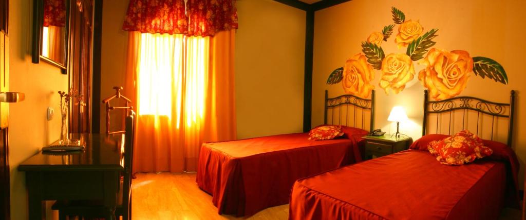 Łóżko lub łóżka w pokoju w obiekcie Hotel Las Rosas
