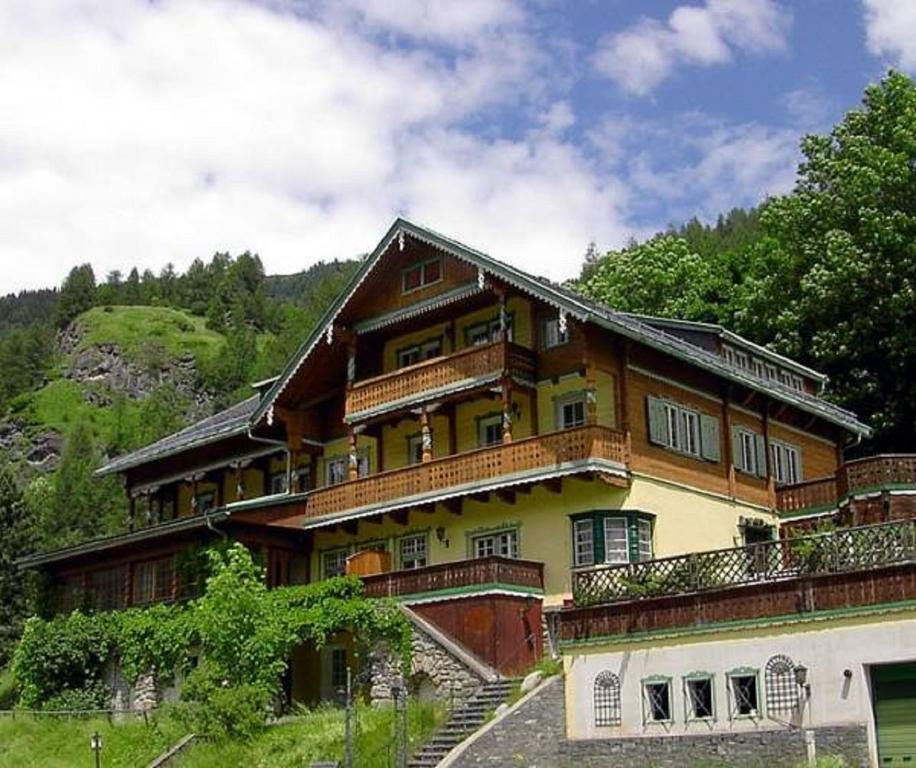 una casa grande con escaleras que conducen a ella en Hotel Kaiservilla en Heiligenblut