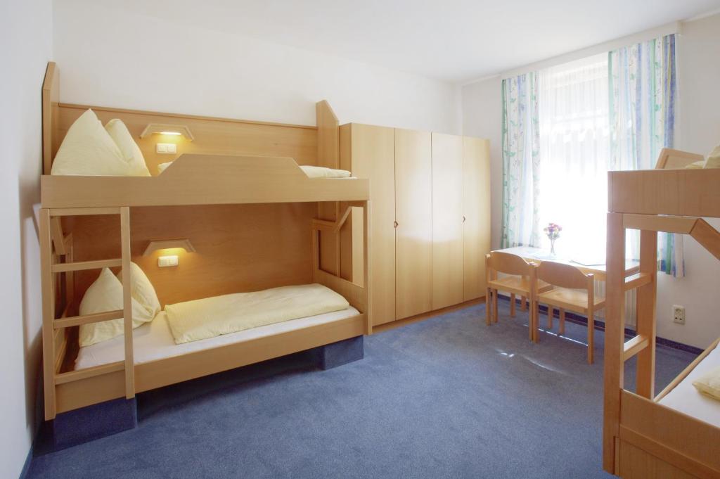 Postel nebo postele na pokoji v ubytování Jugendgästehaus Bad Ischl
