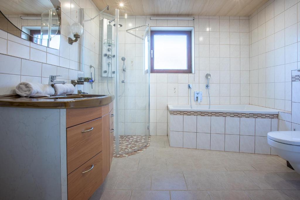 Kúpeľňa v ubytovaní Chalet Holzerstubn