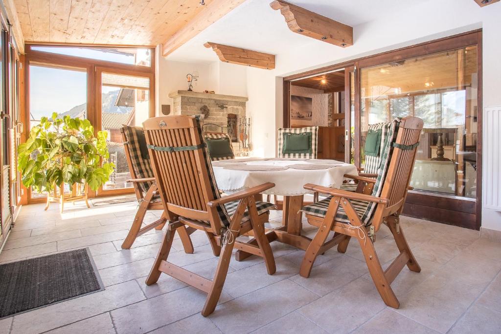 Patio alebo iná vonkajšia časť ubytovania Chalet Holzerstubn