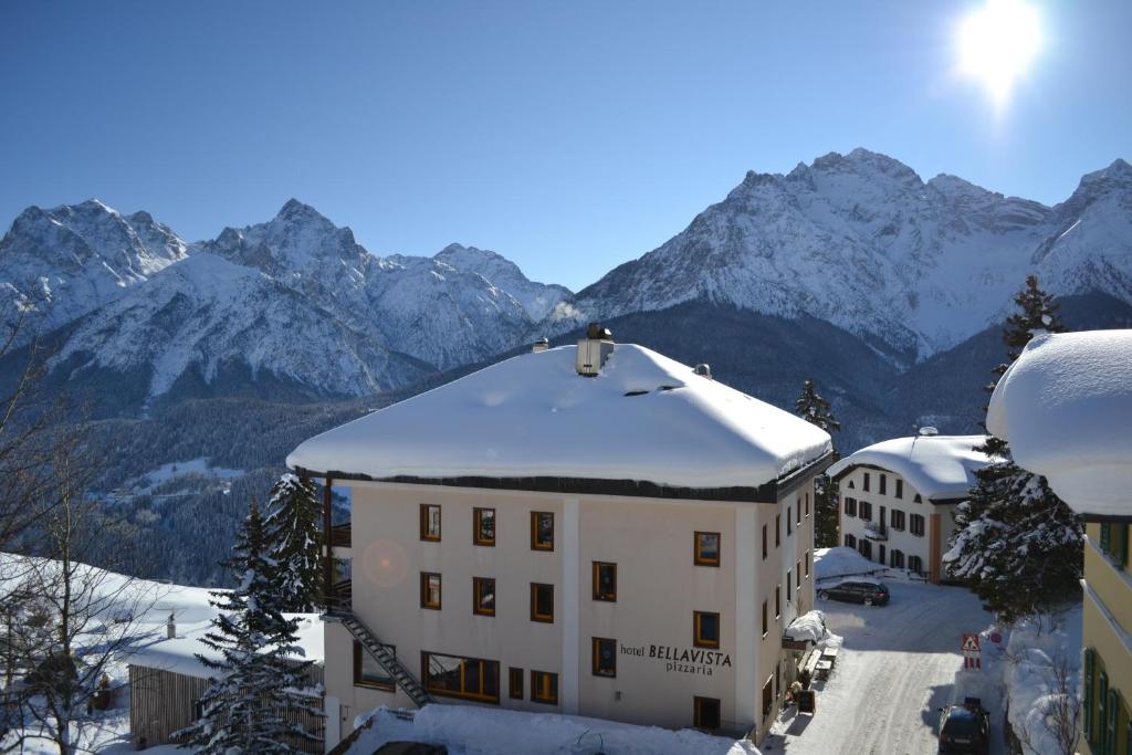 Nespecifikovaný výhled na hory nebo výhled na hory při pohledu z hotelu