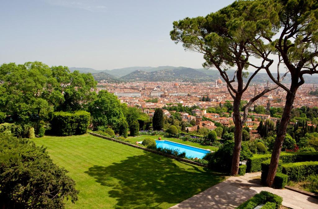 フィレンツェにあるCasa Rosaのスイミングプール付きの庭園の景色を望めます。