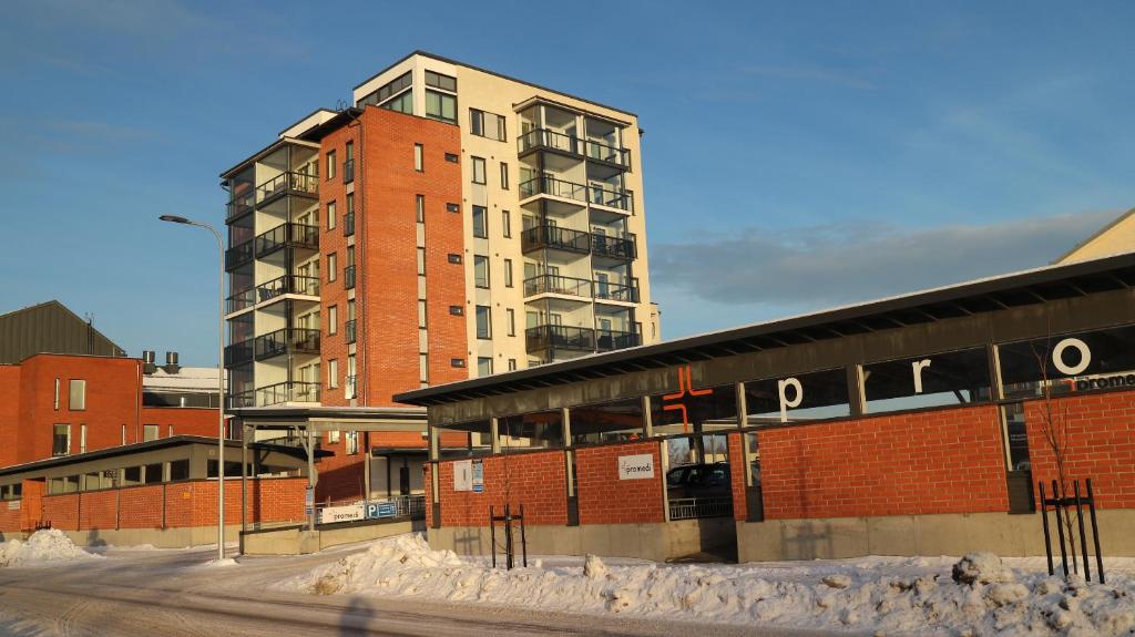 un edificio de talla junto a un edificio con nieve en Pro Apartments 3, en Vaasa