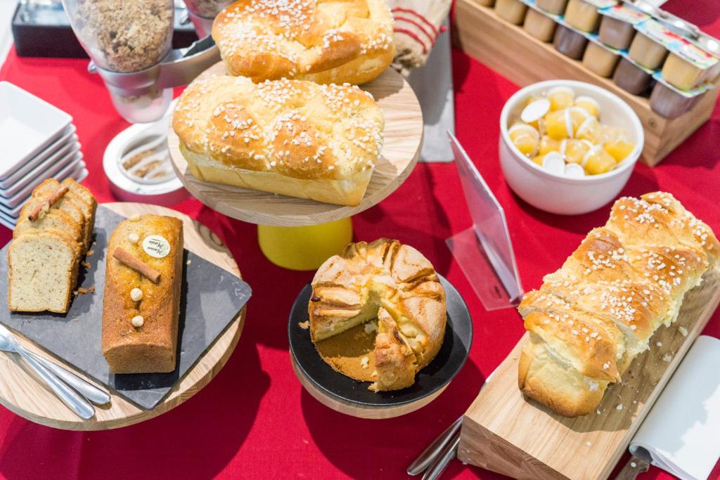 a table topped with different types of bread and pastries at Thalacap Île de Ré - Thalasso & Spa in Ars-en-Ré