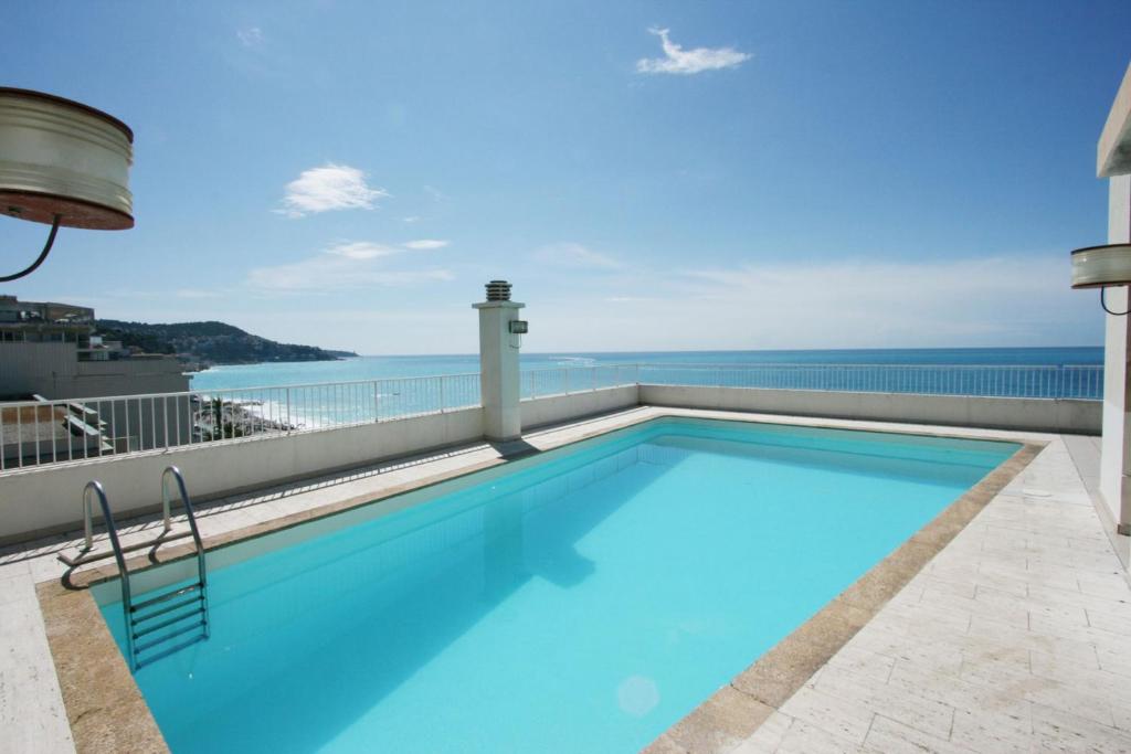 une piscine sur le toit d'un immeuble dans l'établissement PROMENADE HOLIDAY - ROYAL LUXEMBOURG PROMENADE, à Nice