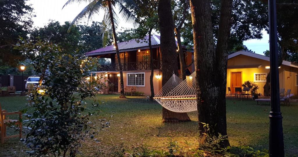una casa con hamaca frente a una casa en Stay Amare Villa Maria 1, en Bacolod