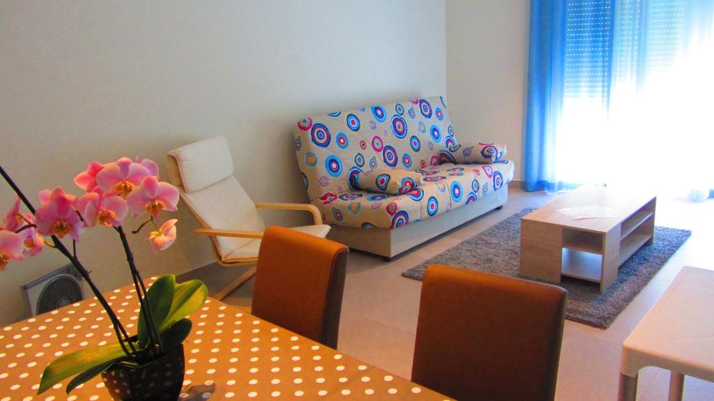 - un salon avec un canapé, une chaise et une table dans l'établissement Apartamentos Pátio da Aldeia, à Armação de Pêra
