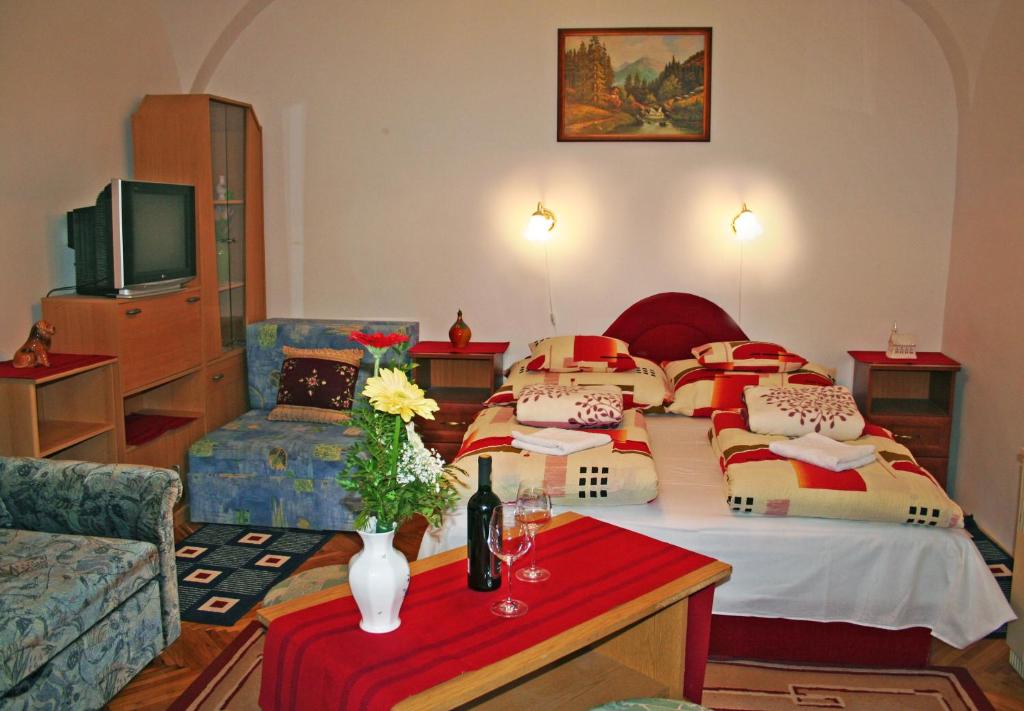 Posteľ alebo postele v izbe v ubytovaní Arany Barokk Apartman