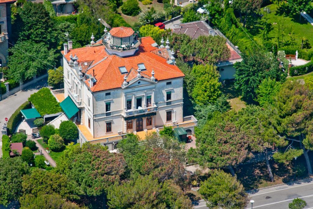an overhead view of a large house with an orange roof at Villa Gabriella B&B - Apartments in Venice-Lido