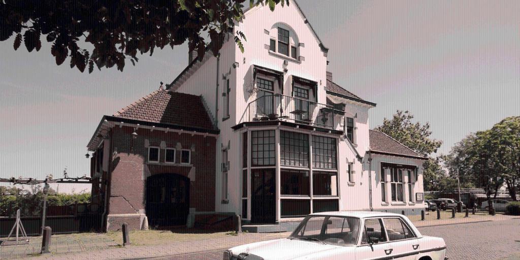 um carro branco estacionado em frente a uma casa em Het Spoorhuis Uithoorn em Uithoorn