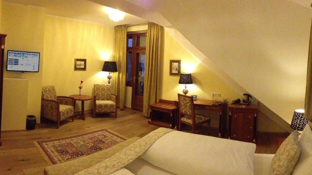 Televízia a/alebo spoločenská miestnosť v ubytovaní Seehotel Grüner Baum
