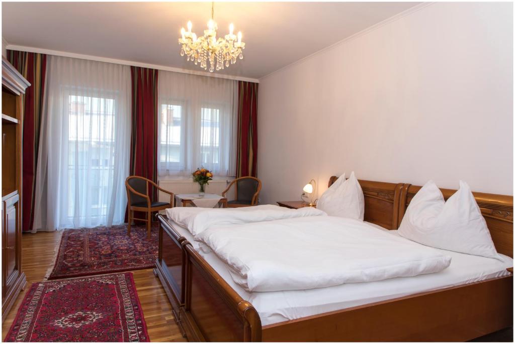 A bed or beds in a room at Hotel Gratkorn - "Bed & Breakfast"