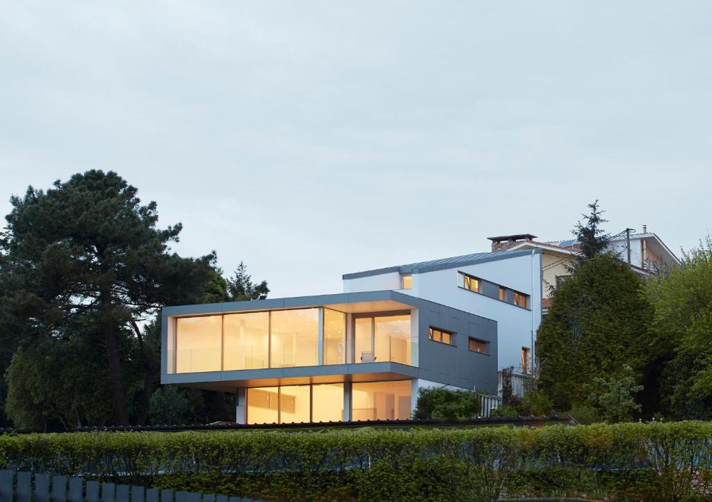 a large house with a lot of windows at La casa de Marta in Celorio