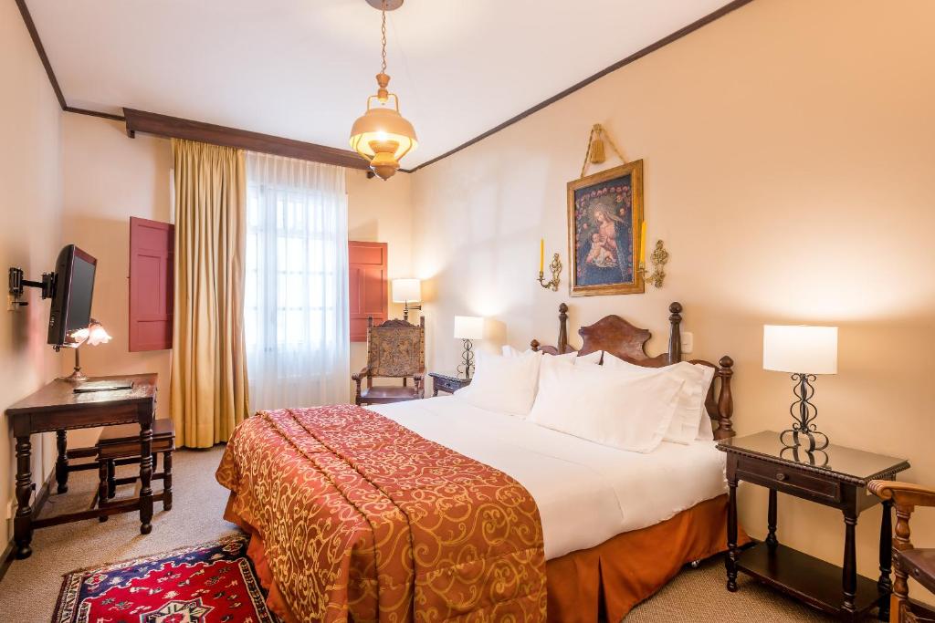 Postel nebo postele na pokoji v ubytování Hotel Dann Monasterio