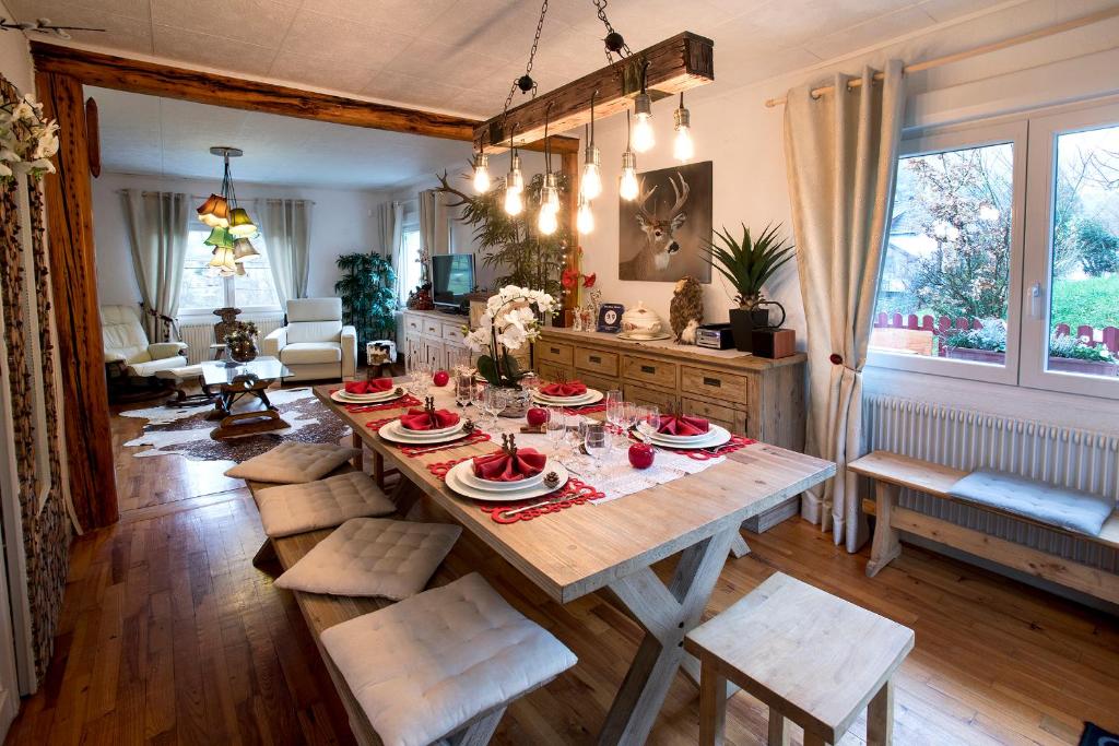 - un salon avec une table et des chaises en bois dans l'établissement Gite Chez Mimie, à Breitenbach-Haut-Rhin