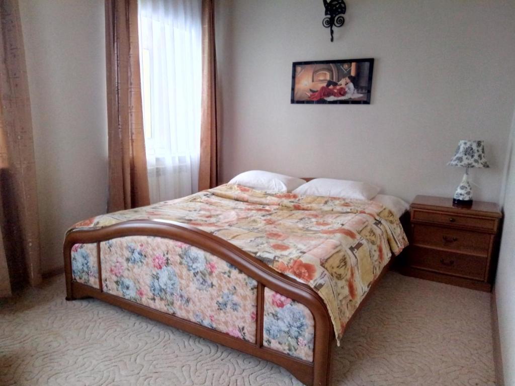 1 dormitorio con 1 cama, vestidor y ventana en Traktir U Prokopa, en Suzdal