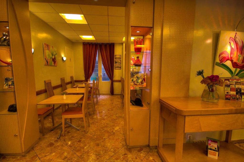 Hôtel Des Trois Gares - Resim 26