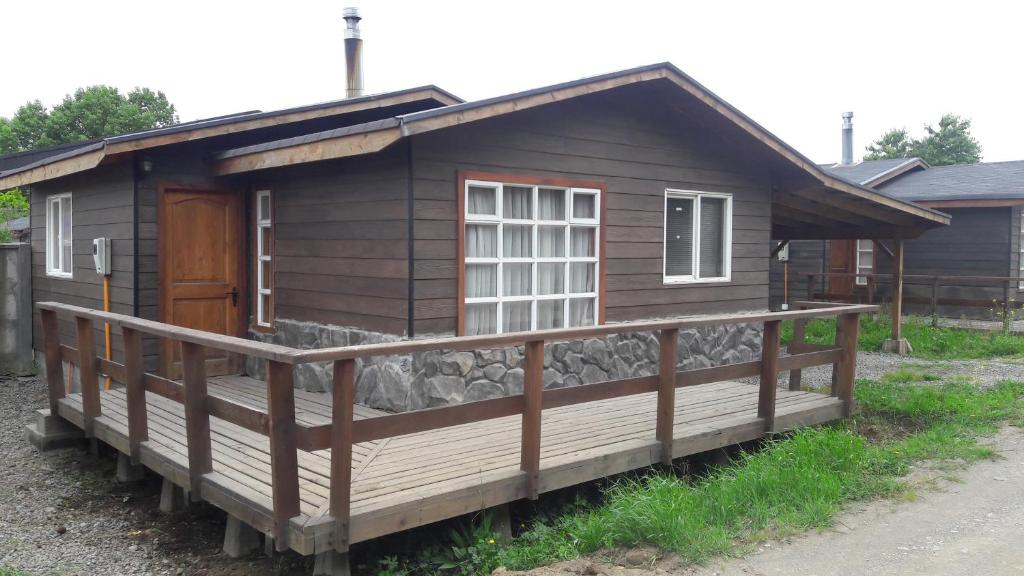 Blockhaus mit großer Veranda in der Unterkunft Cabañas Los Chilcos in Frutillar