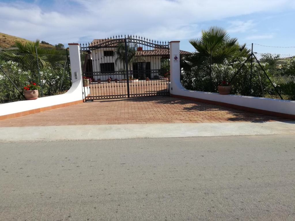 ein Tor vor einem Haus mit Auffahrt in der Unterkunft villa peppino in Montallegro