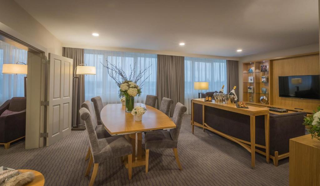 Televiisor ja/või meelelahutuskeskus majutusasutuses Clayton Hotel Burlington Road