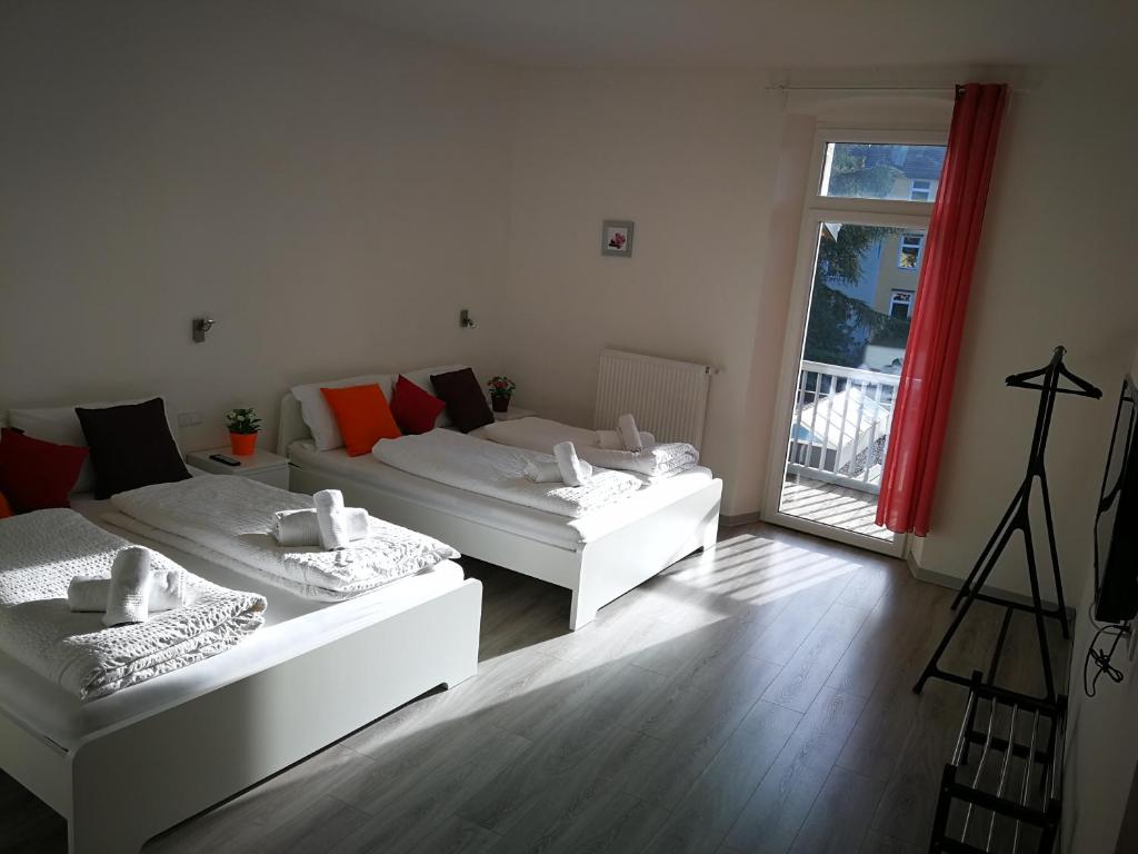 2 camas blancas en una habitación con ventana en Iceman Room's Central, en Bolzano