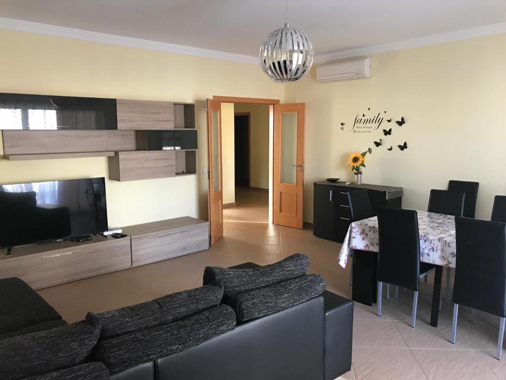 a living room with a couch and a table at Apartamento T3 AL-GHARB in Armação de Pêra